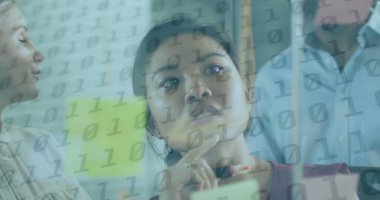 Çeşitli iş adamlarının not tutması üzerine ikili kodlama. küresel iş, finans ve dijital arayüz kavramı dijital olarak oluşturulmuş görüntü.