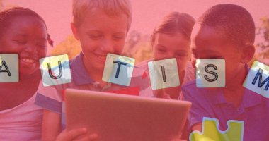 Tablet kullanan çocuklar üzerine renkli yapboz parçaları ve otizm metinleri. otizm, öğrenme güçlüğü, destek ve farkındalık kavramı dijital olarak oluşturulmuş görüntü.