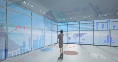 İş kadını üzerinden finansal veri işleme görüntüsü. küresel iş, finans, dijital arayüz ve bağlantılar konsepti dijital olarak oluşturulmuş görüntü.