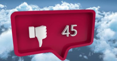 Sayılı ve bulutların üstündeki ikonun aksine konuşma baloncuğu görüntüsü. küresel sosyal medya ve iletişim konsepti dijital olarak oluşturulmuş görüntü.