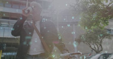 Üst sınıfların kahve içmesi üzerine sosyal medya simgeleri. Sosyal medya ve iletişim konsepti dijital olarak oluşturuldu.