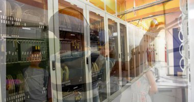 Video kulaklık takan okul çocuğunun üzerindeki bilgisayar sunucusu görüntüsü. küresel bağlantılar, eğitim, dijital arayüz, teknoloji ve ağ konsepti dijital olarak oluşturuldu.