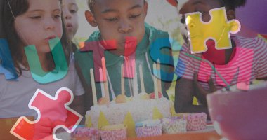 Partide elinde doğum günü pastası olan çocukların renkli yapboz parçaları ve otizm metinleri. otizm, öğrenme güçlüğü, destek ve farkındalık kavramı dijital olarak oluşturulmuş görüntü.