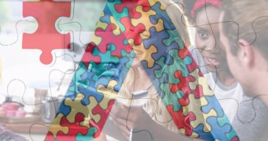 Dijital cihazlar kullanan iş adamlarının üzerindeki renkli yapboz parçalarının görüntüsü. otizm, öğrenme güçlüğü, destek ve farkındalık kavramı dijital olarak oluşturulmuş görüntü.