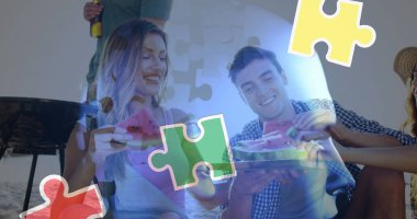 Renkli yapboz parçaları ve yaz plaj partisinde mutlu arkadaşlara karşı insan kafası. otizm, öğrenme güçlüğü, destek ve farkındalık kavramı dijital olarak oluşturulmuş görüntü