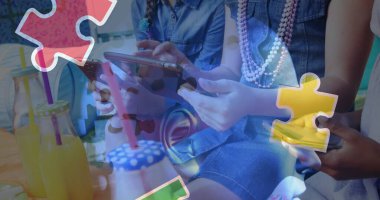 Renkli yapboz parçaları ve tablet kullanan çocukların başında insan kafası. otizm, öğrenme güçlüğü, destek ve farkındalık kavramı dijital olarak oluşturulmuş görüntü.