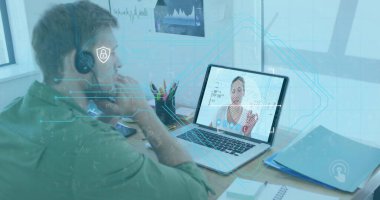 Telefon kulaklığı ve dizüstü bilgisayar kullanan beyaz adamın internet simgeleri. küresel iş, bağlantılar, ağlar ve veri işleme kavramı dijital olarak oluşturulmuş görüntü.