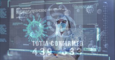 Biyolojik tehlike simgesi, virüs hücreleri, yüz maskesi takan erkek doktorun dijital arayüzü. küresel tıp, sağlık ve teknoloji covid 19 salgın konsepti boyunca dijital olarak üretilen görüntü.
