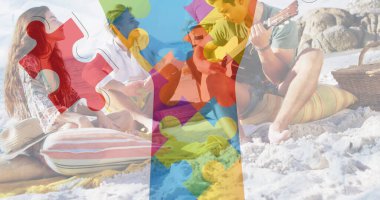 Renkli yapboz parçalarının görüntüsü yaz plaj partisinde mutlu arkadaşları teslim ediyor. otizm, öğrenme güçlüğü, destek ve farkındalık kavramı dijital olarak oluşturulmuş görüntü.