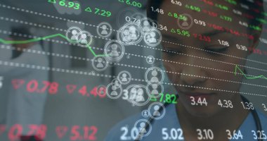 Steteskoplu kadın doktorla ilgili veri işleme ve istatistikler. tıp, dijital arayüz ve veri işleme kavramı dijital olarak oluşturulmuş görüntü.