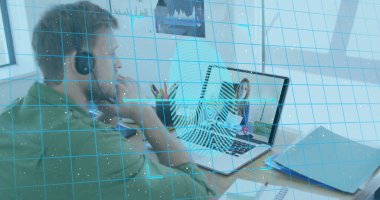 Telefon kulaklığı ve dizüstü bilgisayar kullanan beyaz bir adamın biyometrik parmak izi. küresel çevrimiçi güvenlik, bağlantılar, ağlar ve dijital olarak oluşturulmuş görüntü işleme kavramı.