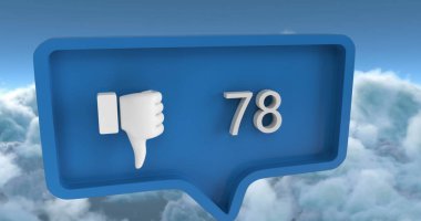 Sayılı ve bulutların üstündeki ikonun aksine konuşma baloncuğu görüntüsü. küresel sosyal medya ve iletişim konsepti dijital olarak oluşturulmuş görüntü.