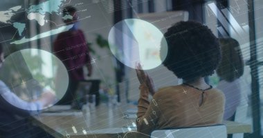 Toplantı sırasında yüz maskesi takan çeşitli iş adamlarının veri işleme görüntüsü. küresel ağlar, iş dünyası, veri işleme ve dijital arayüz kavramı dijital olarak oluşturuldu.