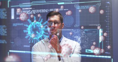 Tıbbi veri işleme ile ekrana bakan erkek doktor üzerinde covid hücrelerin görüntüsü. küresel covid 19 salgın konsepti dijital olarak oluşturulmuş görüntü.