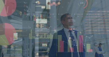 Modern ofiste yürüyen çeşitli iş adamlarının finansal veri işleme görüntüsü. küresel iş, finans, bağlantılar ve dijital arayüz konsepti dijital olarak oluşturulmuş görüntü.