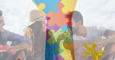 Renkli yapboz parçalarının görüntüsü yaz plaj partisinde mutlu arkadaşları teslim ediyor. otizm, öğrenme güçlüğü, destek ve farkındalık kavramı dijital olarak oluşturulmuş görüntü.