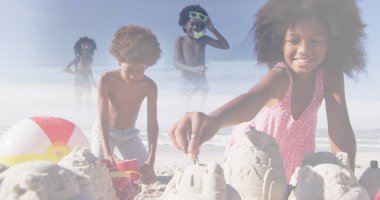 Mutlu Afro-Amerikan kardeşlerin kumdan kaleler yapıp denizde koşmalarının birleşimi. tatiller, çocukluk ve yaz konsepti dijital olarak oluşturulmuş görüntü.