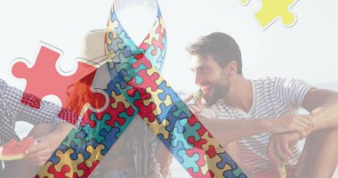 Yaz plaj partisinde mutlu arkadaşlara takılan renkli yapboz parçaları. otizm, öğrenme güçlüğü, destek ve farkındalık kavramı dijital olarak oluşturulmuş görüntü.