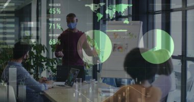 Toplantı sırasında yüz maskesi takan çeşitli iş adamlarının veri işleme görüntüsü. küresel ağlar, iş dünyası, veri işleme ve dijital arayüz kavramı dijital olarak oluşturuldu.