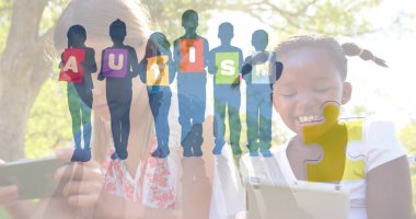 Tablet kullanan liseli kızlar yerine renkli yapboz parçaları ve otizm metinleri. otizm, öğrenme güçlüğü, destek ve farkındalık kavramı dijital olarak oluşturulmuş görüntü.