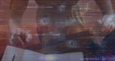 VR kulaklık kullanan beyaz bir kadının veri işleme görüntüsü. Sosyal medya ve iletişim arayüzü kavramı dijital olarak oluşturulmuş görüntü.