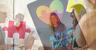 Renkli yapboz parçaları, yazlık plaj partisinde mutlu arkadaşlar yerine kalp ve otizm metinleri. otizm, öğrenme güçlüğü, destek ve farkındalık kavramı dijital olarak oluşturulmuş görüntü.