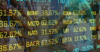 Depoda çalışan tabletli bir adamın mali veri işleme görüntüsü. küresel sevkiyat ve veri işleme kavramı dijital olarak oluşturulmuş görüntü.