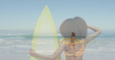 Sahilde sörf tahtası olan çift ırklı bir kadının görüntüsü. hobi ve yaşam tarzı kavramı dijital olarak oluşturulmuş görüntü.