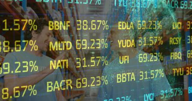 Depoda çalışanların mali veri işleme görüntüsü. küresel sevkiyat, dağıtım ve bağlantılar konsepti dijital olarak oluşturuldu.