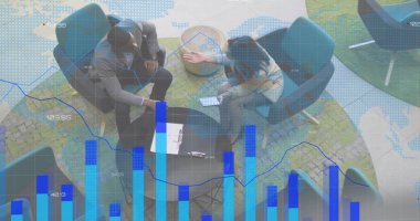 Çeşitli iş adamları üzerinde finansal veri işleme görüntüsü. küresel iş, finans, teknoloji ve bağlantılar konsepti dijital olarak oluşturulmuş görüntü.