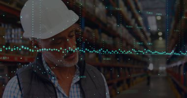 Depoda çalışanların mali veri işleme görüntüsü. küresel sevkiyat, dağıtım ve bağlantılar konsepti dijital olarak oluşturuldu.