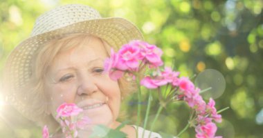 Bahçedeki Kafkasyalı yaşlı kadının üzerindeki ışık lekeleri. Ulusal bahçıvanlık haftası ve dijital ortamda üretilen görüntü konsepti.