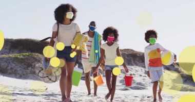 Yüzü maskeli Afro-Amerikan bir ailenin ışıklı noktaların üzerinde yürüyüşü. eğlence, birliktelik ve refah konsepti dijital olarak oluşturulmuş imaj.