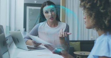 Çeşitli iş kadınlarının konuştuğu noktaların görüntüsü. Sosyal medya ve iletişim arayüzü kavramı dijital olarak oluşturulmuş görüntü.