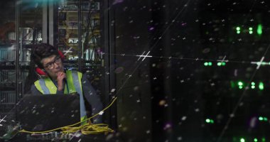 Bilgisayar sunucusundan dizüstü bilgisayarla Asyalı erkek mühendis üzerinde işlem yapan istatistikler. veri işleme, bulut hesaplama konsepti ve teknoloji konsepti dijital olarak oluşturulmuş görüntü.