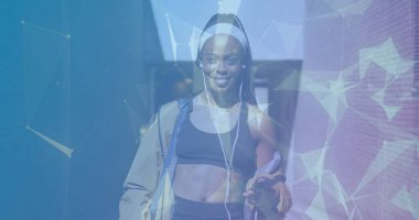 Spor çantalı, gülümseyen Afrikalı Amerikalı bir kadın için bağlantı ağı görüntüsü. veri işleme, bağlantılar ve spor konsepti dijital olarak oluşturulmuş görüntü.