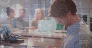 İş adamının toplantıdaki görüntüsü, istatistikleri ve veri işlemesi. küresel iş, veri işleme ve dijital arayüz kavramı dijital olarak oluşturulmuş görüntü.