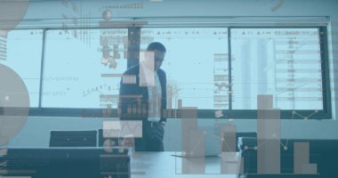 İstatistik ve mali veri işleme görüntüsü çift ırklı iş adamının dizüstü bilgisayarı kullanması. küresel iş, finans, teknoloji ve veri işleme kavramı dijital olarak oluşturulmuş görüntü.