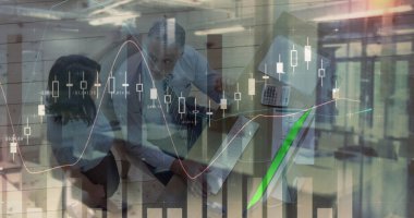 Toplantıdaki iş adamları üzerinde istatistik ve mali veri işleme görüntüsü. küresel iş, bağlantılar ve veri işleme kavramı dijital olarak oluşturulmuş görüntü.