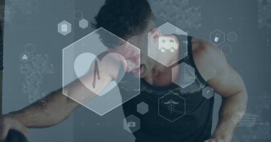 Spor salonunda egzersiz yapan beyaz bir adam üzerinde tıbbi ve sağlık simgeleri. etkin sağlıklı yaşam tarzı ve spor konsepti dijital olarak oluşturulmuş imaj.