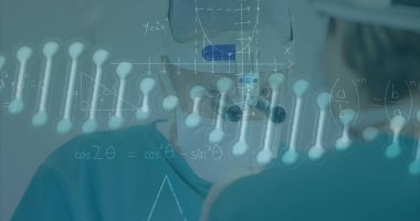 Yüz maskeli beyaz bir erkek cerrah üzerinde DNA ipliği ve veri işleme görüntüsü. covid 19 salgın konsepti sırasında dijital olarak üretilen görüntü sırasında küresel araştırma ve tıp.