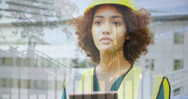 İnşaat alanında tablet kullanan kadın mimarın istatistiksel görüntüsü. iş, geliştirme ve üretkenlik kavramı dijital olarak oluşturulmuş görüntü.