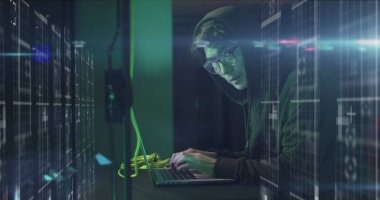 Bilgisayar sunucuları tarafından dizüstü bilgisayarlı Asyalı erkek hacker görüntüsü. Çevrimiçi siber saldırı, bulut hesaplama konsepti ve teknoloji konsepti dijital olarak oluşturulmuş görüntü.