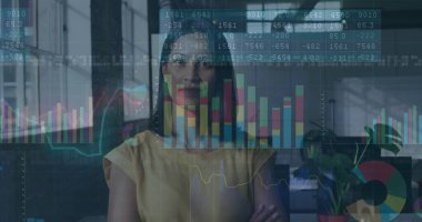 Çift ırklı iş kadınının mali veri işleme görüntüsü. küresel finans, iş ve dijital arayüz kavramı dijital olarak oluşturulmuş görüntü.