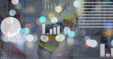 Beyaz erkek depo çalışanı üzerinde grafikler ve finansal veriler. finans, ekonomi, iş ve paket kavramı dijital olarak oluşturulmuş görüntü.