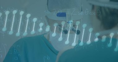 Yüz maskeli beyaz bir erkek cerrah üzerinde DNA ipliği ve veri işleme görüntüsü. covid 19 salgın konsepti sırasında dijital olarak üretilen görüntü sırasında küresel araştırma ve tıp.