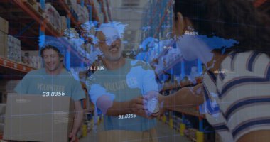 Depodaki çeşitli gönüllülerin finansal veri işleme ve dünya haritası. küresel sevkiyat, dağıtım ve bağlantılar konsepti dijital olarak oluşturuldu.