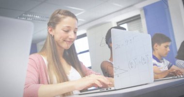 Sınıfta dizüstü bilgisayar kullanan bir kız öğrenci üzerinde matematiksel denklemlerin resmi. eğitim, öğrenme ve teknoloji konsepti dijital olarak oluşturulmuş görüntü.