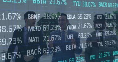 İş adamları üzerinde finansal veri işleme görüntüsü. küresel iş, veri işleme ve dijital arayüz kavramı dijital olarak oluşturulmuş görüntü.