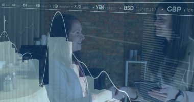 Tablet kullanan çeşitli iş kadınlarının finansal veri işleme görüntüsü. küresel finans, iş ve dijital arayüz kavramı dijital olarak oluşturulmuş görüntü.